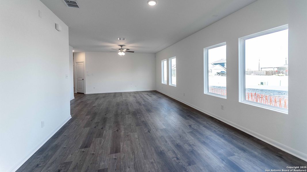 Spacious, unfurnished interior of a new home in Katzer Ranch, Converse (Image 8).