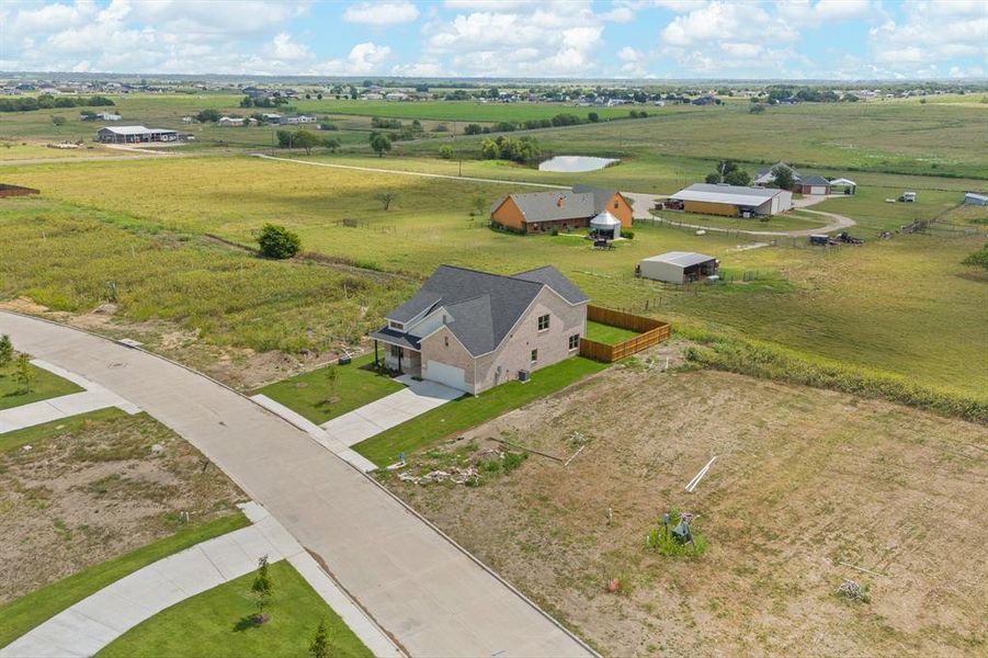 Exterior details and patio area of a home in , Venus (Image 23).