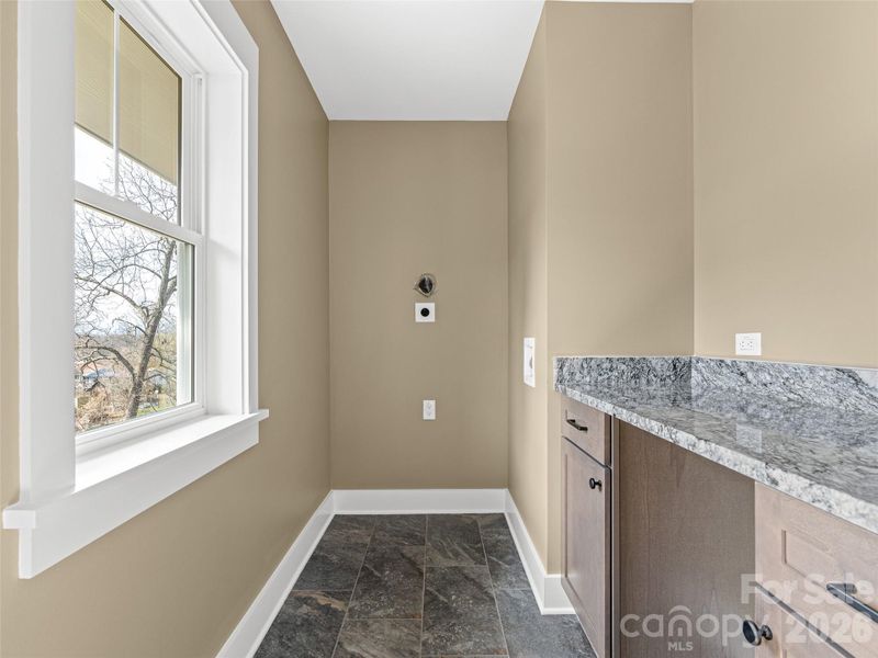 Spacious, unfurnished interior of a new home in , Asheville (Image 34).