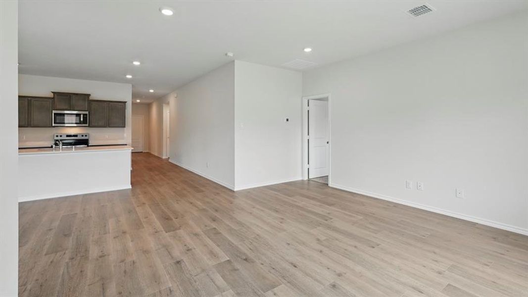 Spacious, unfurnished interior of a new home in Forestbrook Estates, Paris (Image 30).
