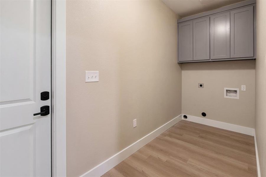 Spacious, unfurnished interior of a new home in , Gun Barrel City (Image 19).