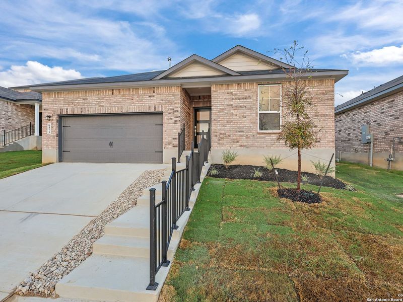 Exterior details and patio area of a home in Comanche Ridge, San Antonio (Image 18).