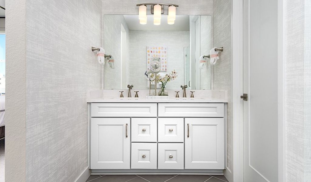 Devoe-D587-CityscapeAtHaskinsStation bathroom