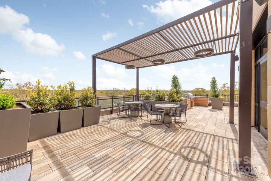 Roof top dinning area with gas grill.