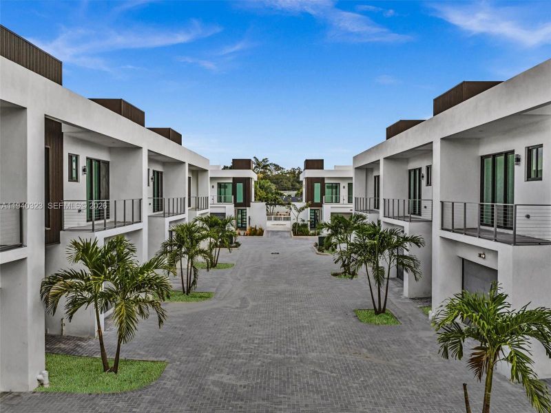 Exterior details and patio area of a home in , Dania Beach (Image 4).