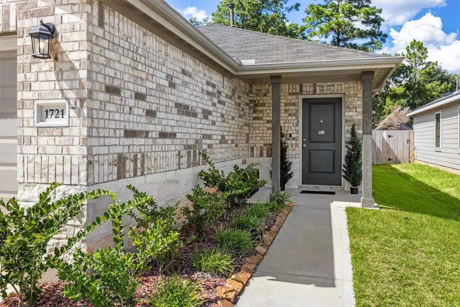 Inviting entryway awaits your personal touch Inviting entryway awaits your personal touch