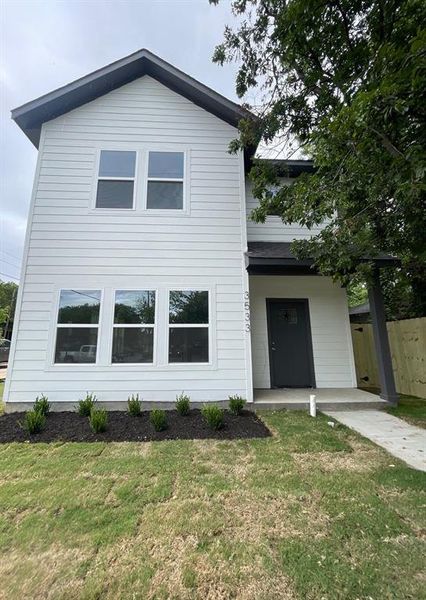 View of front of property featuring a front lawn