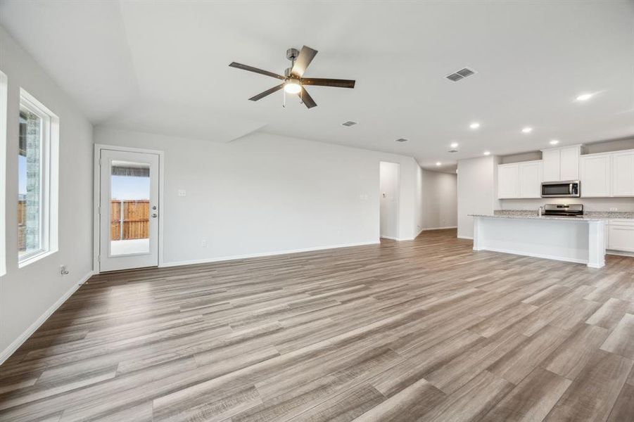 Spacious, unfurnished interior of a new home in AnaCapri, Anna (Image 10).