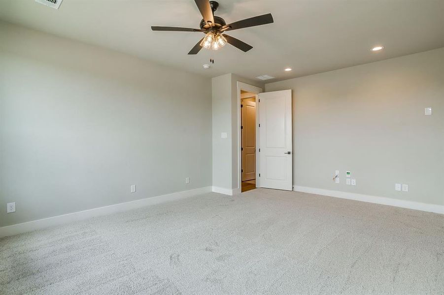Spacious, unfurnished interior of a new home in Peaks at Lone Elm, Waxahachie (Image 26). Spacious, unfurnished interior of a new home in Peaks at Lone Elm, Waxahachie (Image 26).