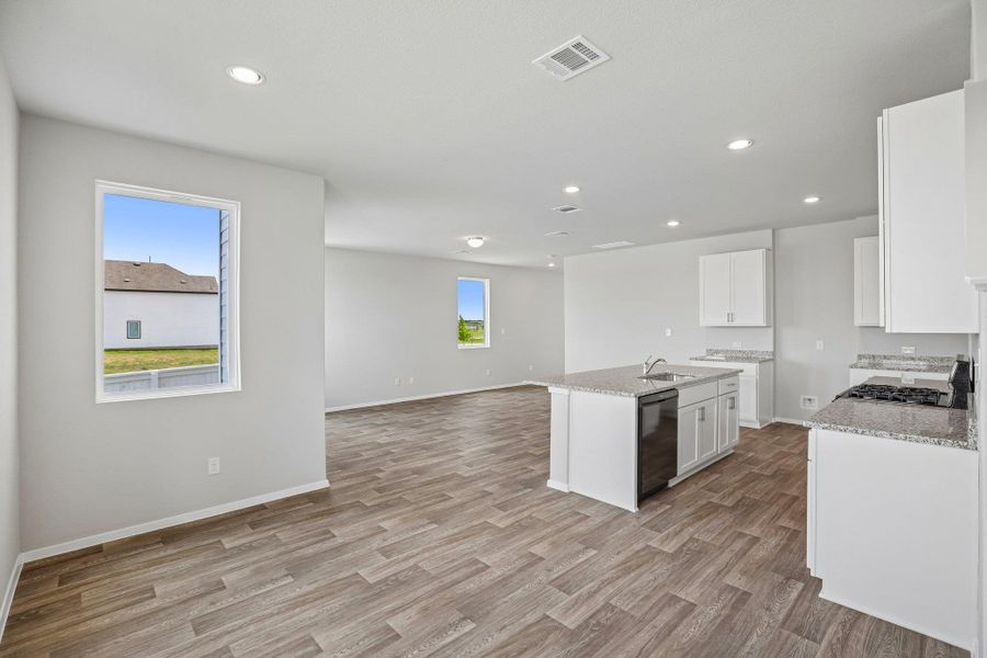 Spacious, unfurnished interior of a new home in Harvest Ridge, Elgin (Image 28).