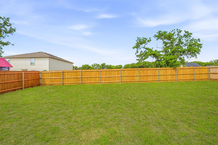 Exterior details and patio area of a home in Tolar Oaks, Tolar (Image 25).