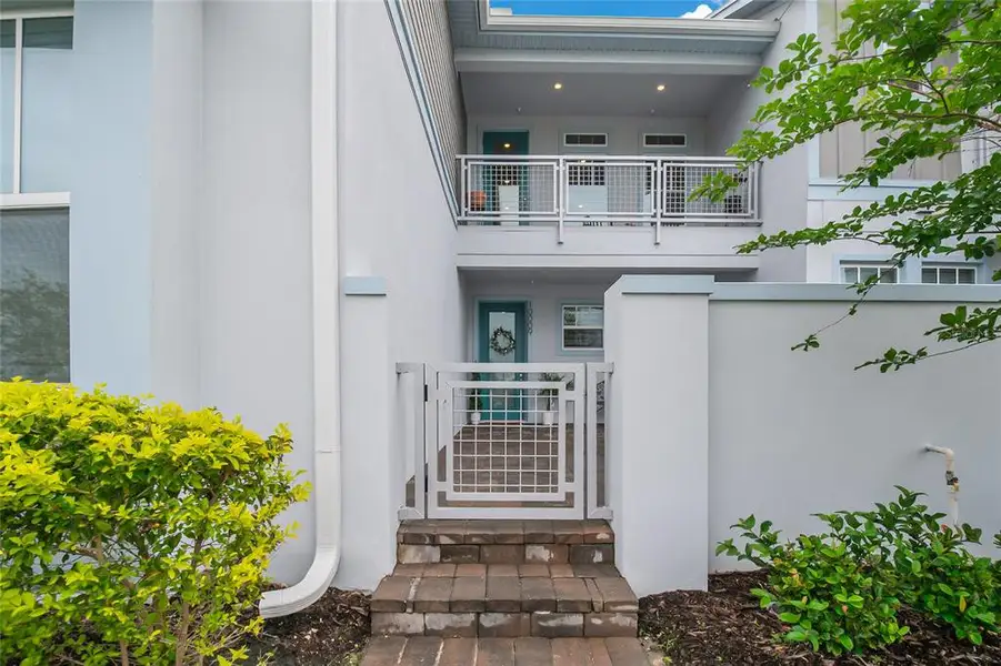 Exterior details and patio area of a home in , Orlando (Image 4).
