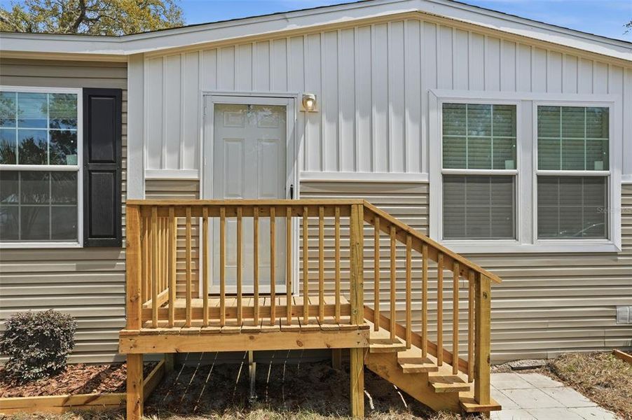 Exterior details and patio area of a home in , Weeki Wachee (Image 25).