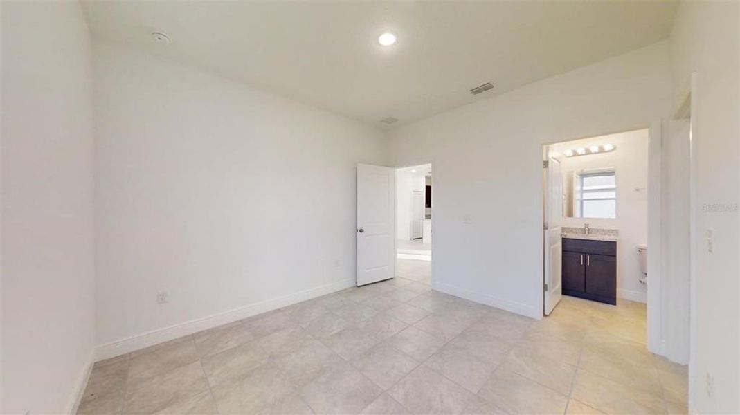 Spacious, unfurnished interior of a new home in , Dunnellon (Image 33).
