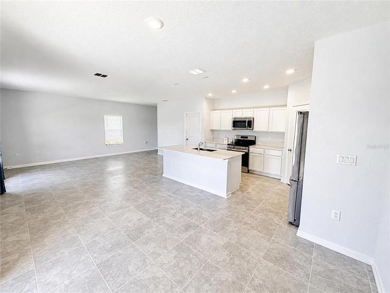 Spacious, unfurnished interior of a new home in , Kissimmee (Image 16).
