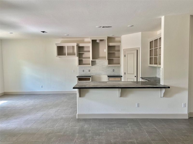 Spacious, unfurnished interior of a new home in , Angleton (Image 6).