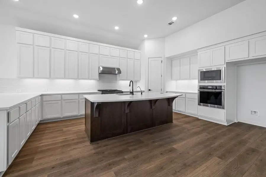 Image 7 of a home in Broken Oak. Image 7 of a home in Broken Oak.