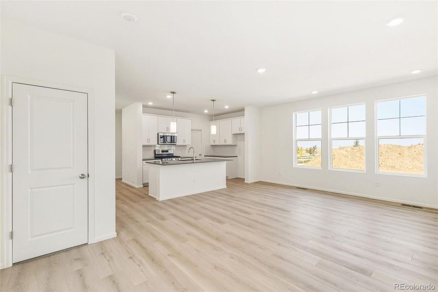 Spacious, unfurnished interior of a new home in , Aurora (Image 13).