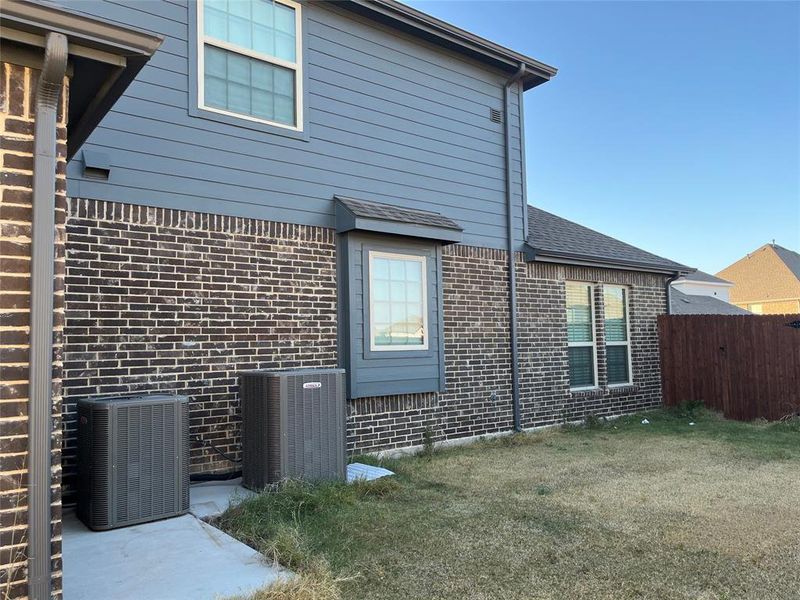 Exterior details and patio area of a home in Shady Valley Estates, Midlothian (Image 15).