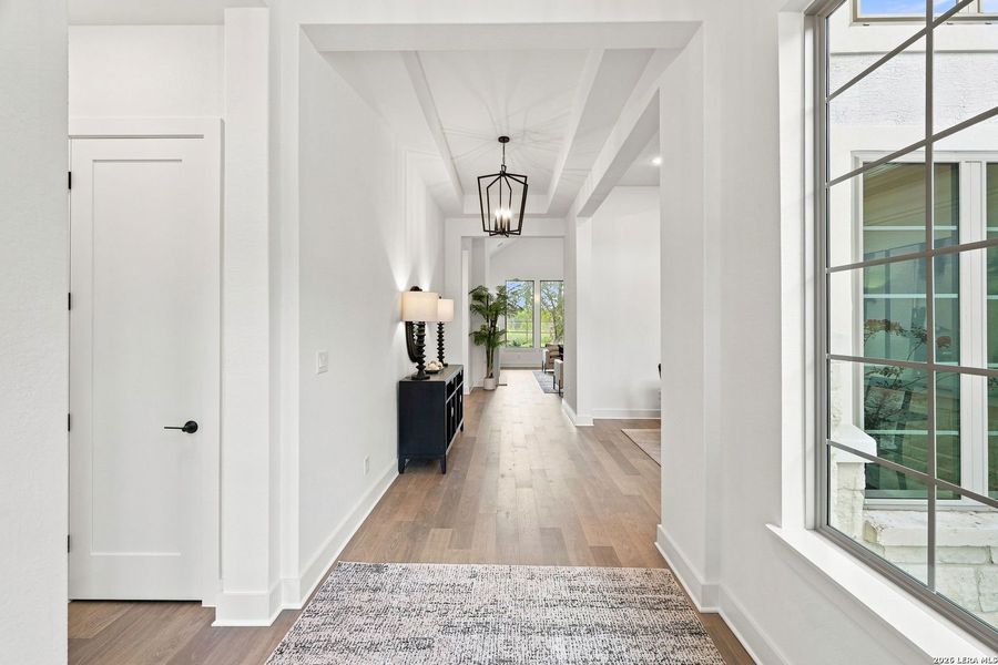 Spacious, unfurnished interior of a new home in Shavano Highlands, San Antonio (Image 24).