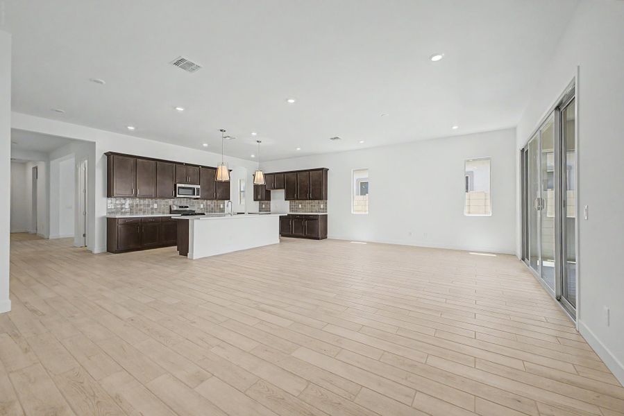 Spacious, unfurnished interior of a new home in Frontera, Surprise (Image 9).