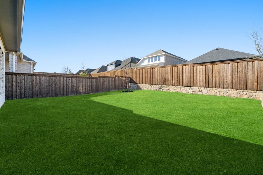 Exterior details and patio area of a home in Reunion, Rhome (Image 4).