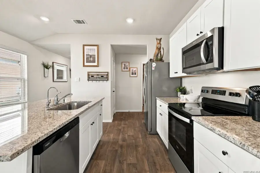 Furnished interior view inside a new home in Winding Creek, New Braunfels (Image 10).