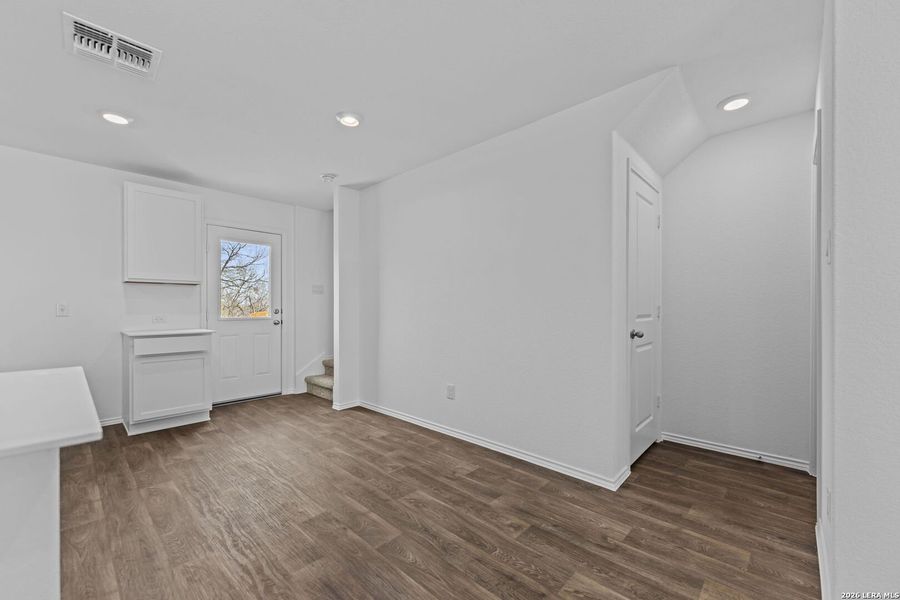 Spacious, unfurnished interior of a new home in Sonora, San Antonio (Image 12).