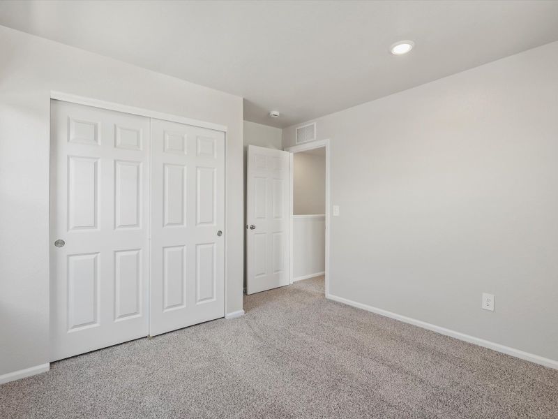 Spacious, unfurnished interior of a new home in Lake Bluff, Greeley (Image 11).