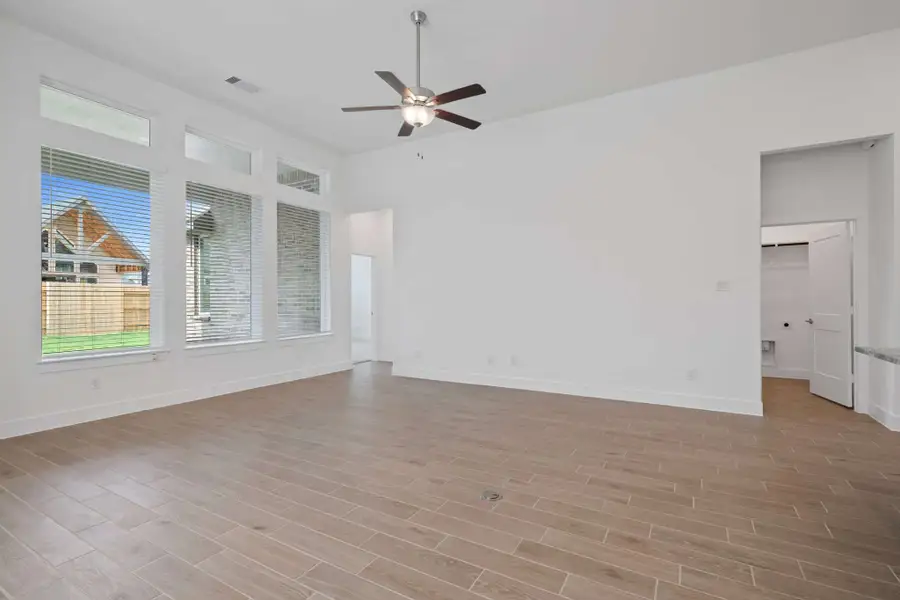 Spacious, unfurnished interior of a new home in Wood Leaf Reserve, Tomball (Image 19). Spacious, unfurnished interior of a new home in Wood Leaf Reserve, Tomball (Image 19).