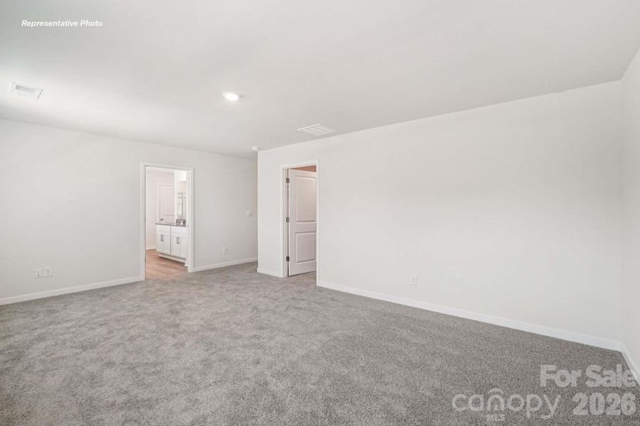 Spacious, unfurnished interior of a new home in Reedy Creek Preserve, Charlotte (Image 23).