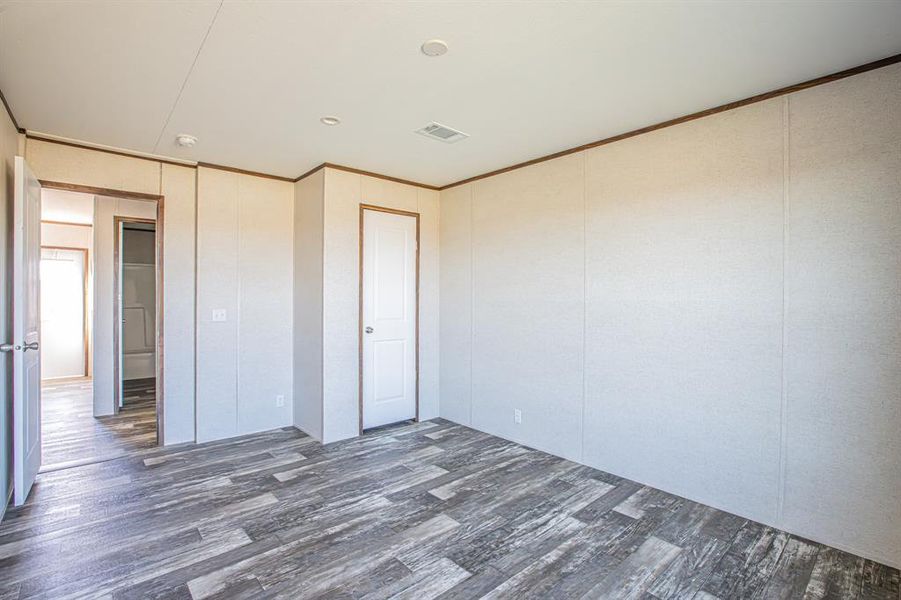 Spacious, unfurnished interior of a new home in , Bellevue (Image 17).
