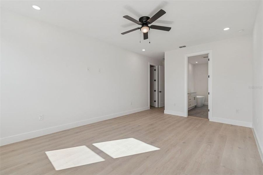 Spacious, unfurnished interior of a new home in , Tampa (Image 29).