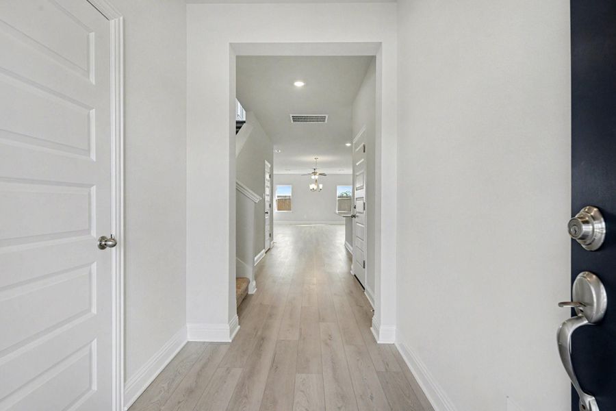 Spacious, unfurnished interior of a new home in Bayou Maison, Dickinson (Image 9).