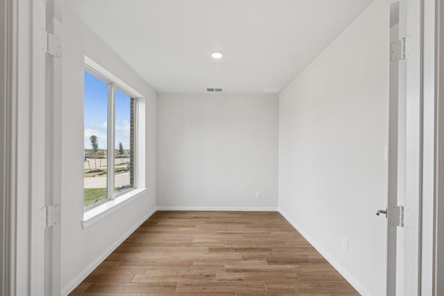 Spacious, unfurnished interior of a new home in Beacon Point at Lago Mar 50’ Homesites, Texas City (Image 28).