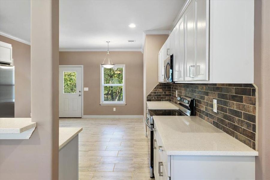 Furnished interior view inside a new home in , Corsicana (Image 10).