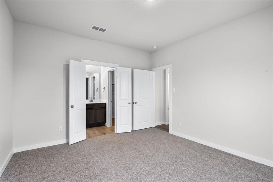 Spacious, unfurnished interior of a new home in Sherman Heights, Sherman (Image 7).
