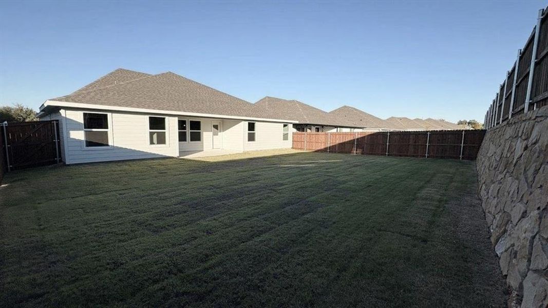 Exterior details and patio area of a home in Sandstone Estates, Granbury (Image 3).
