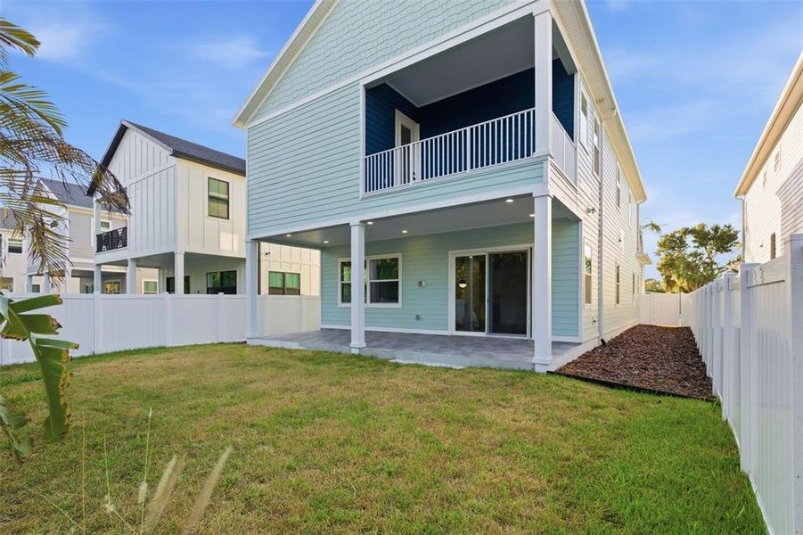 Exterior details and patio area of a home in , St. Petersburg (Image 28).