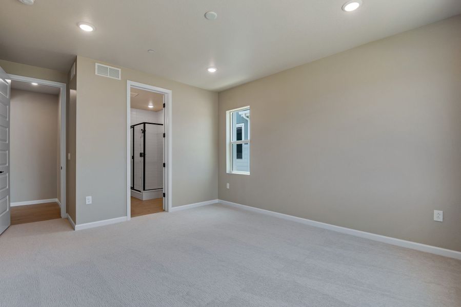 Spacious, unfurnished interior of a new home in Reunion, Commerce City (Image 28).