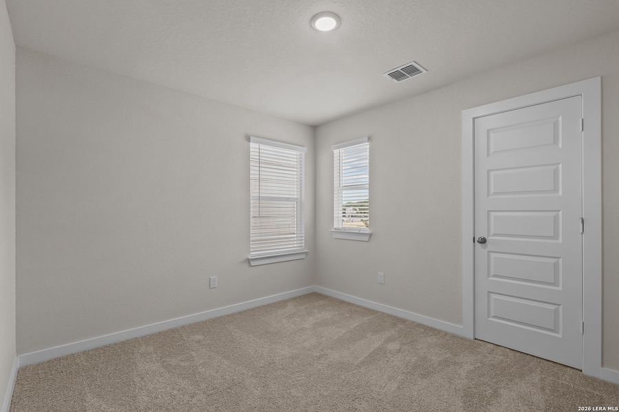 Spacious, unfurnished interior of a new home in Rosemont Hill, San Antonio (Image 26).