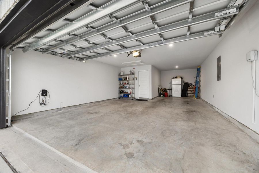 Spacious, unfurnished interior of a new home in Sienna, Missouri City (Image 22).