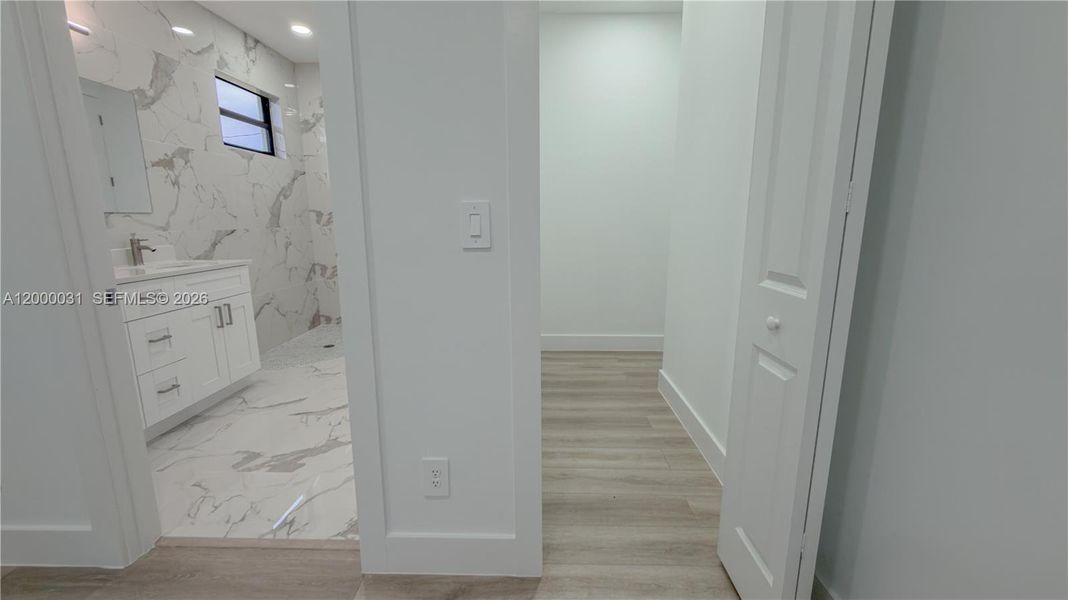 Spacious, unfurnished interior of a new home in , Fort Myers (Image 20).