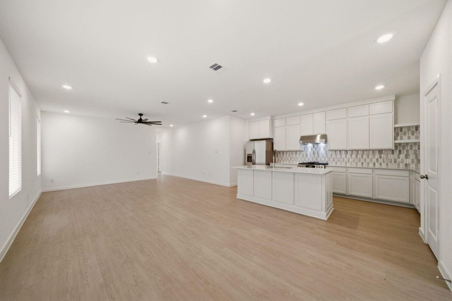 Spacious, unfurnished interior of a new home in Binford Creek, Waller (Image 9).