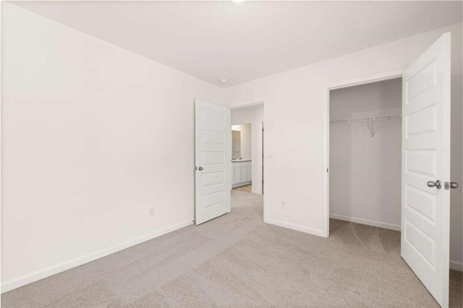 Spacious, unfurnished interior of a new home in Shoal Creek, Hampton (Image 10).
