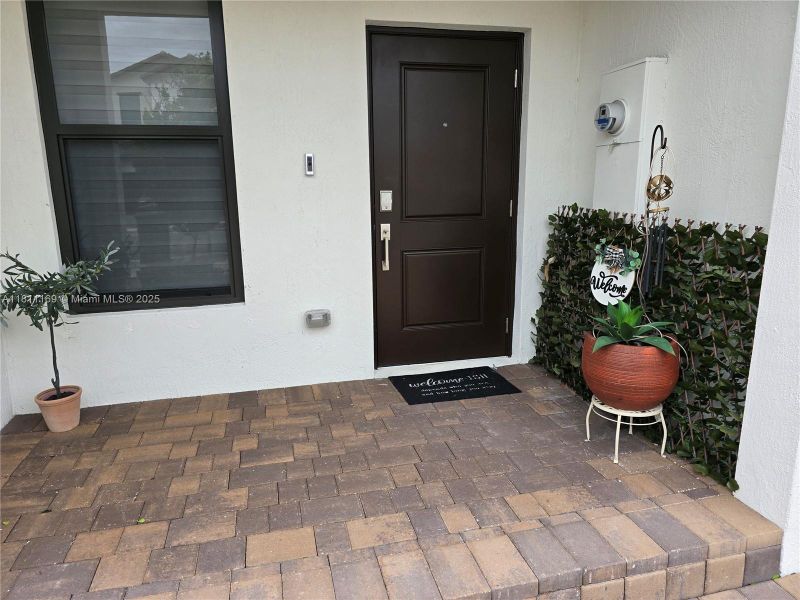 Exterior details and patio area of a home in , Pembroke Pines (Image 2).