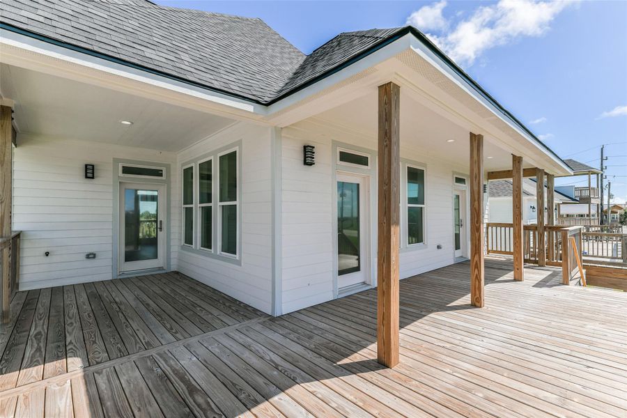 Large back deck for entertaining and outdoor dinner/drinks Large back deck for entertaining and outdoor dinner/drinks