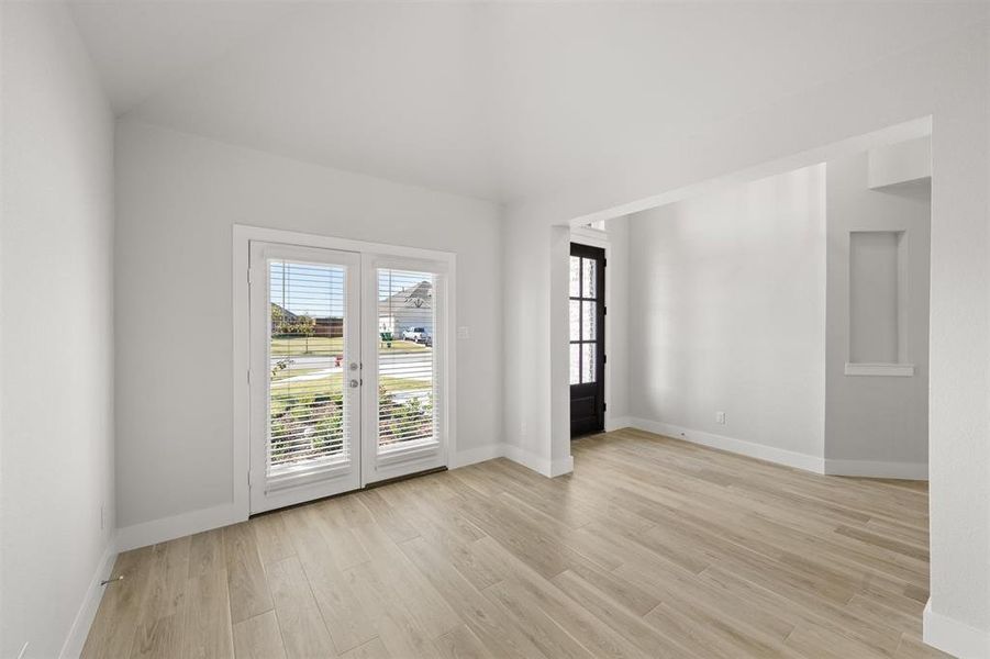 Spacious, unfurnished interior of a new home in Oaks of North Grove, Waxahachie (Image 16). Spacious, unfurnished interior of a new home in Oaks of North Grove, Waxahachie (Image 16).