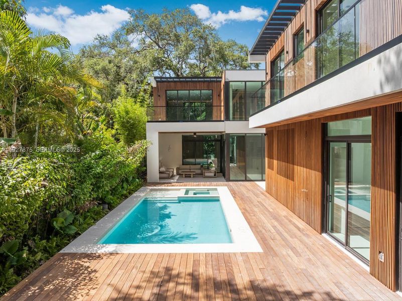 Exterior details and patio area of a home in , Miami (Image 32).