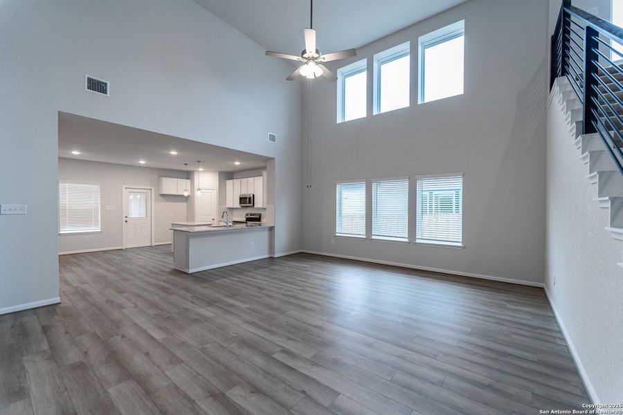 Spacious, unfurnished interior of a new home in Cloud Country, New Braunfels (Image 18).